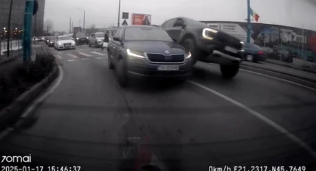 Şoferul unui SUV, filmat cum încearcă să se urce pe o Skoda după o şicanare în trafic, la Timişoara