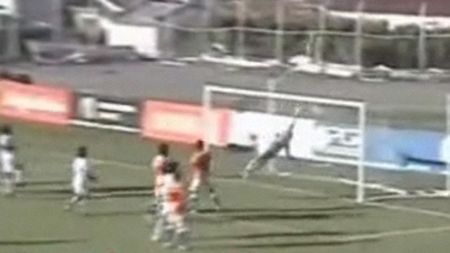 VIDEO Vezi un gol fabulos de la 70 de metri,** marcat de un portar!