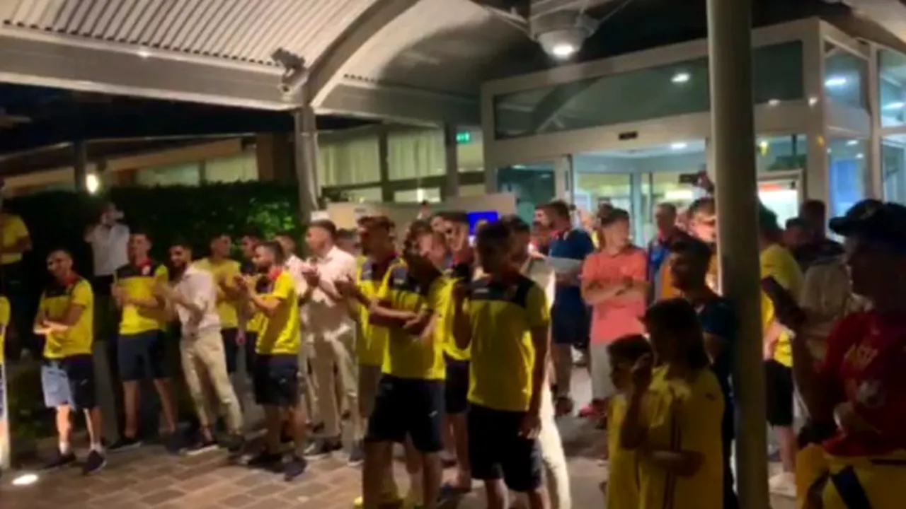 Tricolorii României U21 au fost scoși din hotelul din Italia târziu în noapte. Ce au scandat suporterii veniți în fața stabilimentului | VIDEO