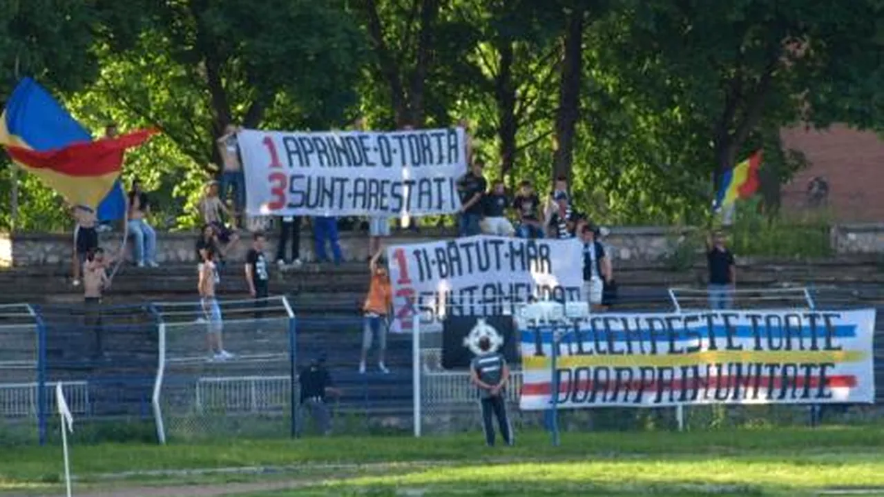 FOTO** Spectacol total în Liga III! Fanii prezenți la FC Hunedoara - Jiul au protestat împotriva conducătorilor fotbalului românesc și a Legii 4