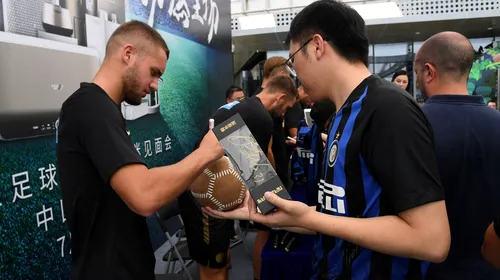 L-au încercuit chinezii pe George Pușcaș! Atacantul a început deja să împartă autografe la <i class='ep-highlight'>Inter</i> <i class='ep-highlight'>Milano</i> | FOTO