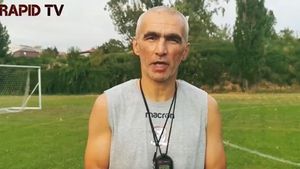 Adrian Iencsi, moment emoționant la primul antrenament la Rapid: „Sunt mândru că port din nou culoarea alb-vișinie!”. Ce își dorește tehnicianul | VIDEO