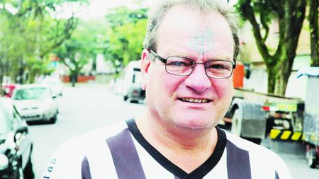Din pasiune pentru echipă!** Și-a făcut câte un tatuaj pentru fiecare din cele 13 trofee câștigate de Santos