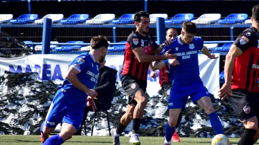 CS Gloria întâlnește echipa contra căreia a reușit cea mai clară victorie a sa în deplasările din acest sezon, Metalul Buzău, cu punctaj maxim în play-out. ”Știm exact ceea ce fac ei, știm exact forța pe care o au și de ce au această forță”