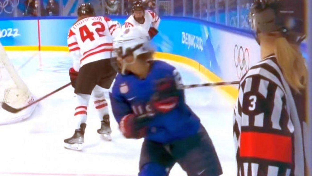 Imagini tulburătoare cu accidentarea șoc de la Jocurile Olimpice! O femeie care arbitra un meci de hochei a fost lovită cu crosa direct în față | VIDEO