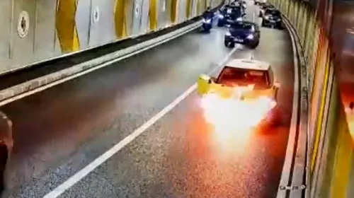 O mașină a luat foc în Pasajul Unirii! Trafic blocat și șoferi panicați. Pompierii au intervenit de urgență! FOTO&VIDEO