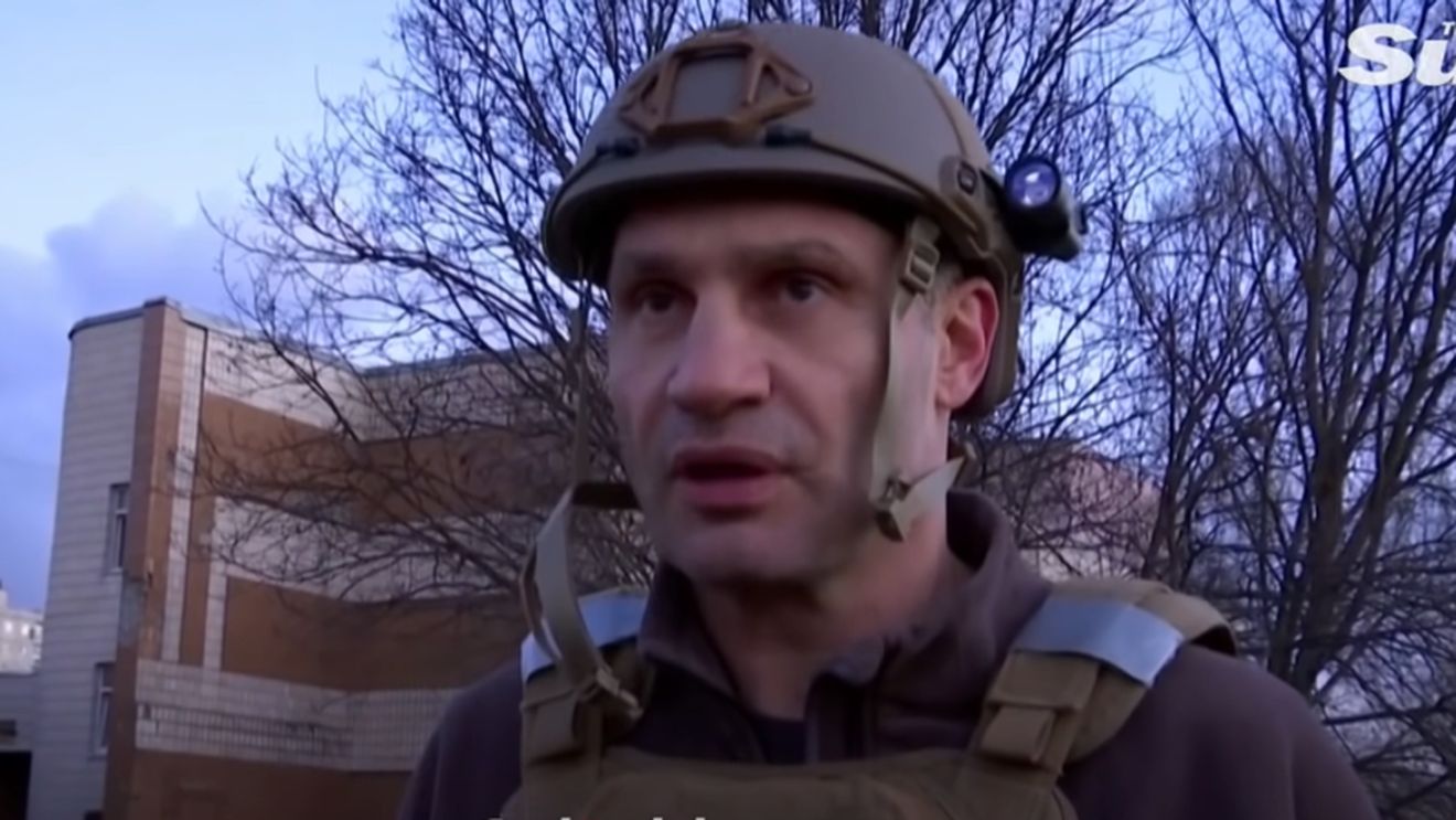 Vitali Klitschko, în mijlocul bombardamentelor din Ucraina! Imagini cu fostul campion mondial la box în uniformă militară. „Plecați acasă, nu aveți nimic de găsit aici!” | VIDEO