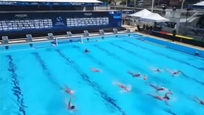 Panică în bazin! Jucătoarele de polo au ieșit speriate după ce s-au tras focuri de armă