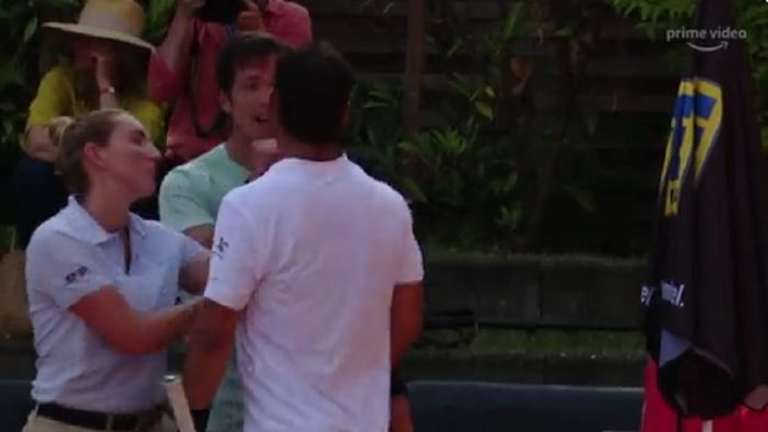 Scene ireale la turneul de la Hamburg! Jucătorii au fost la un pas de bătaie, iar arbitra de scaun a intervenit să îi despartă | VIDEO