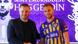 E gata transferul! Denis Drăguș a fost prezentat oficial la noul său club din Superlig