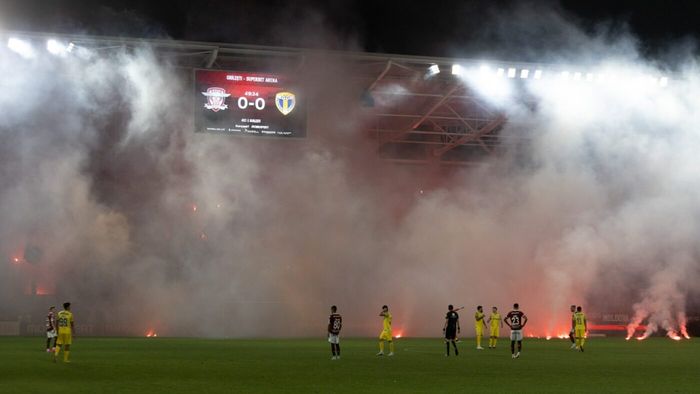 Fanii lui Rapid, reacție violentă după eşecul ruşinos cu Petrolul! Daniel Niculae, ținta furiei ultraşilor: l-au înjurat ca la uşa cortului! Nici acționarii nu au scăpat: "Plecați cu toții"