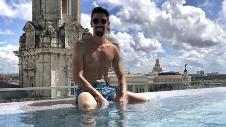 A devenit milionar, dar calvarul durerii l-a făcut să sufere enorm. După a 6-a operație la același genunchi i-a venit ideea revoluționară de afaceri