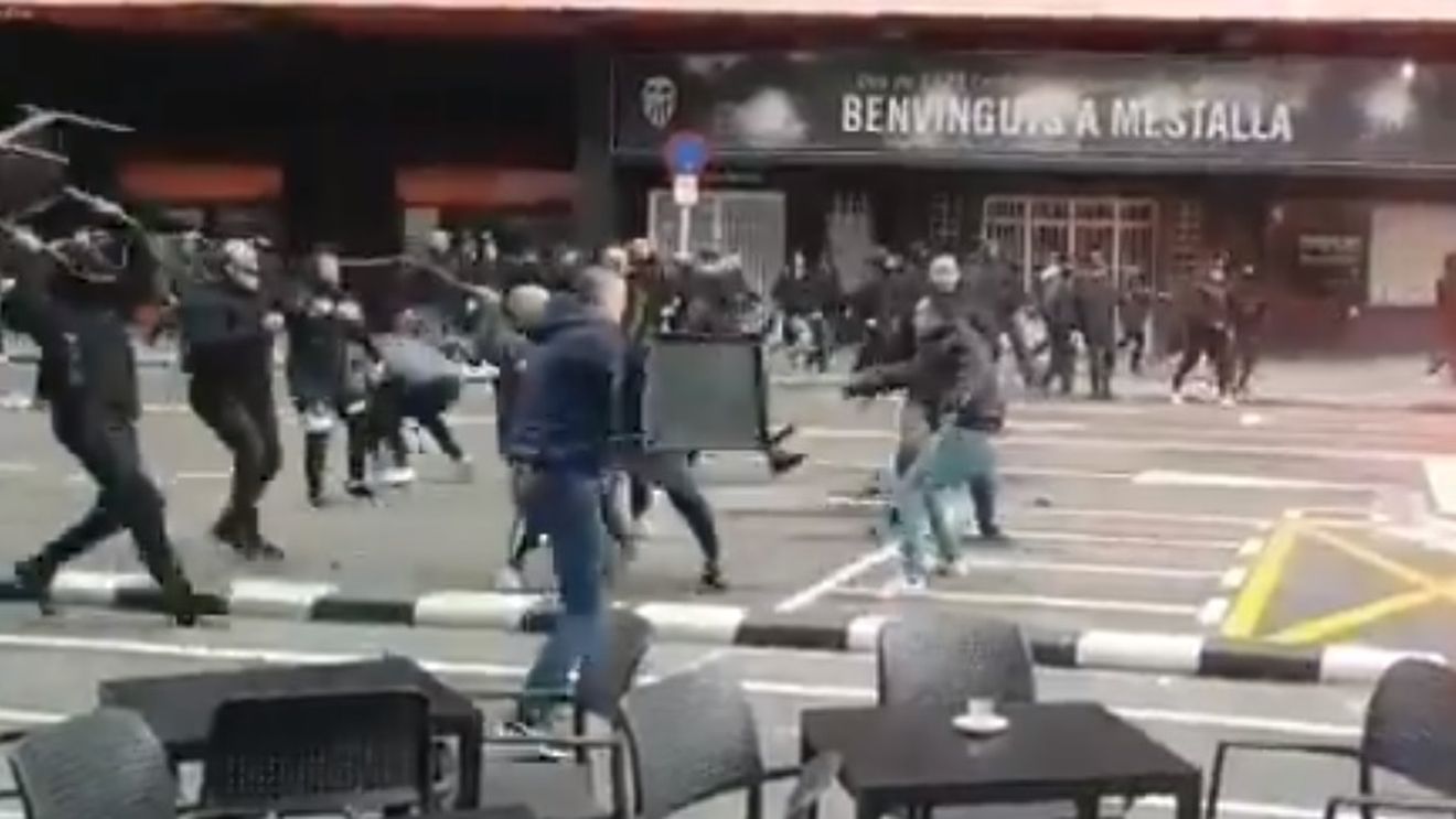 „La Liga” s-a transformat în „liga luptelor de stradă”. Fanii s-au bătut zdravăn la Valencia și Barcelona. VIDEO