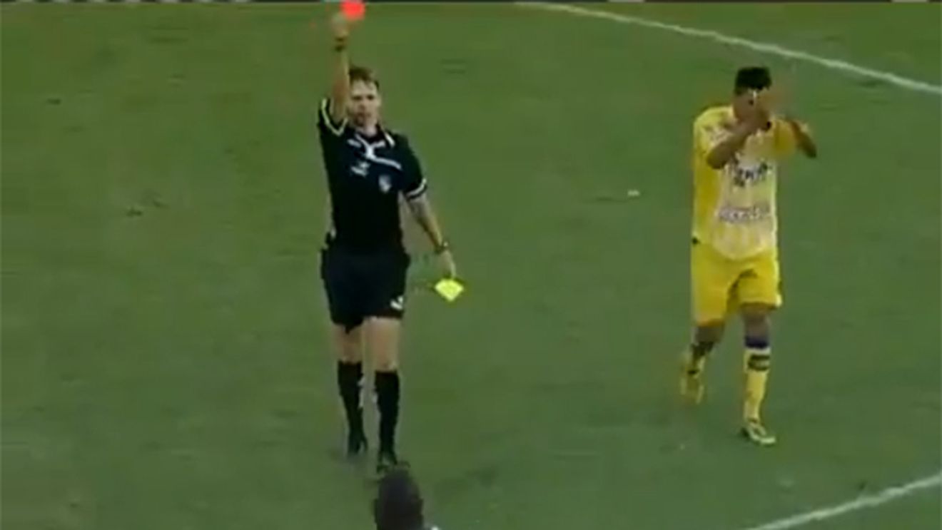 În 36 de ani nu a mai văzut așa ceva!** VIDEO Seedorf a fost eliminat pentru cel mai STUPID motiv posibil! A luat două galbene în câteva secunde