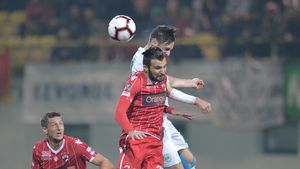 EXCLUSIV | Strigătul fotbalistului de la Dinamo ținut "captiv" din cauza unei clauze din contract: "Sunt plecat de lângă familie de la 12 ani, nu primesc banii pentru că stau acasă, în fotoliu. Lăsați-mă să joc!"