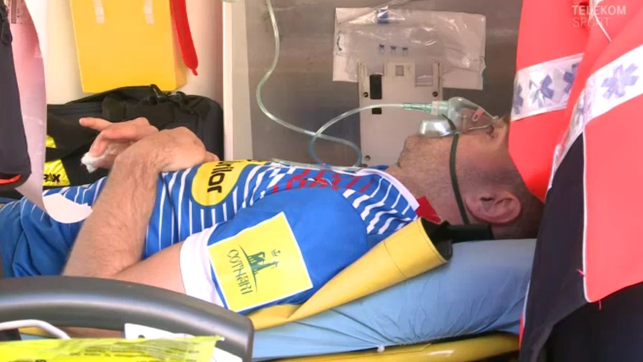 Panică la Botoșani! VIDEO | I s-a făcut rău în timpul meciului și a fost urcat direct în ambulanță