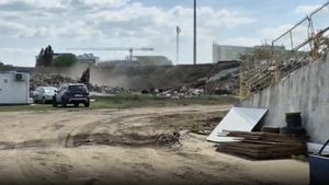 Morman gigantic de pământ şi moloz, din tribuna VIP. Aşa arată acum locul unde va fi construită „bijuteria Banatului" de 130.000.000 de euro