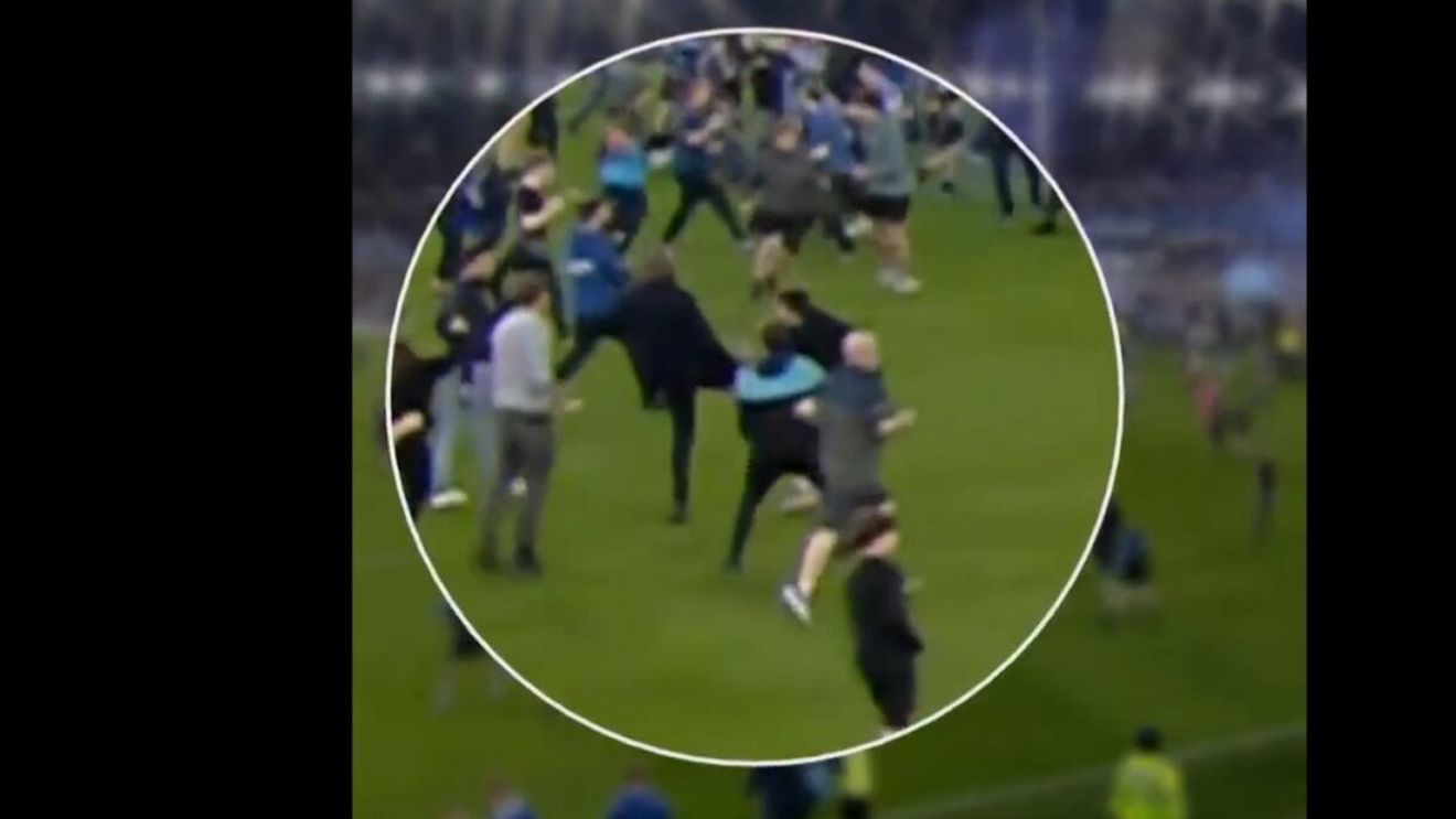 Haos la Everton - Crystal Palace! Fanii au intrat pe teren, iar Patrick Vieira a lovit un suporter! VIDEO