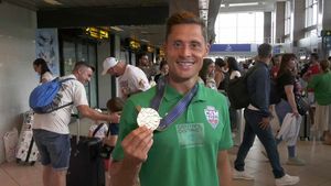 Constantin Popovici a câștigat mediala de aur pentru delegația României la Campionatele Mondiale 2023 de nataţie, însă nimeni din partea Federației de Pentatlon nu l-a așteptat la aeroport