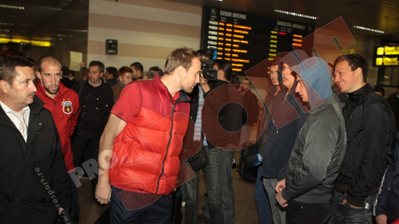 Steliștii, "sechestrați" la aeroport!** "Veșnica pomenire!" Gestul fanilor care i-a făcut pe jucători să intre în pământ de rușine! FOTO