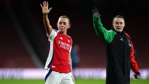 Cele două fotbaliste se iubesc și nu se mai ascund. Jucătoarele au mers în Maldive și au atras toate privirile: au apărut în costume de baie și s-au sărutat în Oceanul Indian