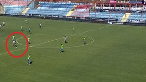 Reușită de senzație în Liga 2! VIDEO | Puștiul care a luat 9.71 în BAC a înscris de la centrul terenului