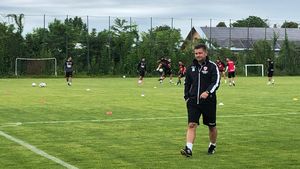 Dusan Uhrin jr i-a cucerit deja pe jucătorii lui Dinamo! Gestul neașteptat pe care l-a făcut și primul discurs din vestiar: „Nu vă gândiți la asta!” | EXCLUSIV