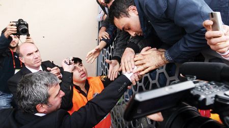 "Mi-a fost dor de astfel de meciuri" FOTO** Fanii i-au pupat mâna lui Hagi