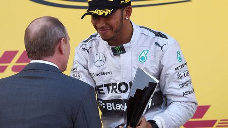 VIDEO | Îndrăzneală sau inconștiență de campion mondial? Hamilton i-a dat "ignore" lui Putin la Soci. Britanicul a fost pus la punct de protocol