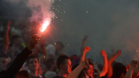 UEFA e cu ochii pe noi! FRF poate primi sancțiuni după meciul cu Franța: "Observatorul partidei a filmat imediat ce s-au aprins acele torțe"