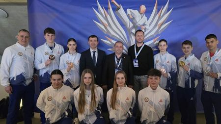 Aur european pe banii părinților! Povestea neștiută a medaliilor României la CE de Karate E.K.F. de la Limassol: „Nu au reușit să suporte costurile”