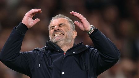 Scandal cât casa la echipa lui Radu Drăgușin. Se caută „cârtița” din club și pe lista suspecților mai sunt doar câteva nume: „E clar că e cineva care scurge informațiile și ne face rău”