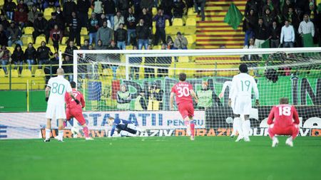 Măriți-i poarta!** Inventarul ratărilor lui Tatu din acest sezon îi înnebunește pe steliști, Fl. Costea ține aproape