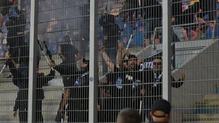 Galeriile celor două echipe s-au dat în stambă la Petrolul - FCU Craiova! Vaselină pe scaune, torțe aruncate, injurii și mesaje ironice în Cupa României