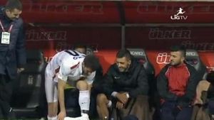 S-a grăbit să intre pe teren, dar a uitat că nu poartă șort!** VIDEO Faza de care a râs tot stadionul: când și-a dat seama de gafă