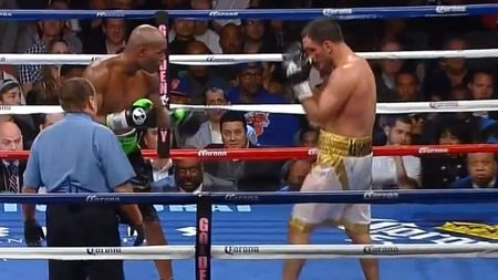 Bernard Hopkins rămâne cel mai în vârstă pugilist cu un titlu mondial ! VIDEO - Moment istoric: "Călăul" a învins un adversar cu 18 ani mai tânăr