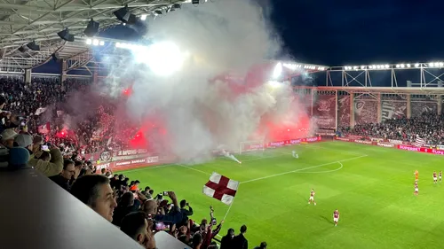 Giuleștenii au dat foc stadionului înainte de Rapid - FCSB! Show pirotehnic la cel mai înalt nivel! Replica roș-albaștrilor a venit imediat. Startul meciului a fost întârziat cu 7 minute | FOTO & VIDEO