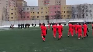 Scene halucinante petrecute, din nou, la meciul echipei de juniori la care antrenor este un oficial FRF! Arbitrul a fost luat la bătaie de părinții furioși, trântit la pământ și lovit cu pumnii și picioarele | FOTO & VIDEO EXCLUSIV