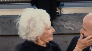 Toți au rămas mască! VIDEO Ce a putut face această bătrânică pe stradă, în văzul tuturor: camerele TV au surprins momentul