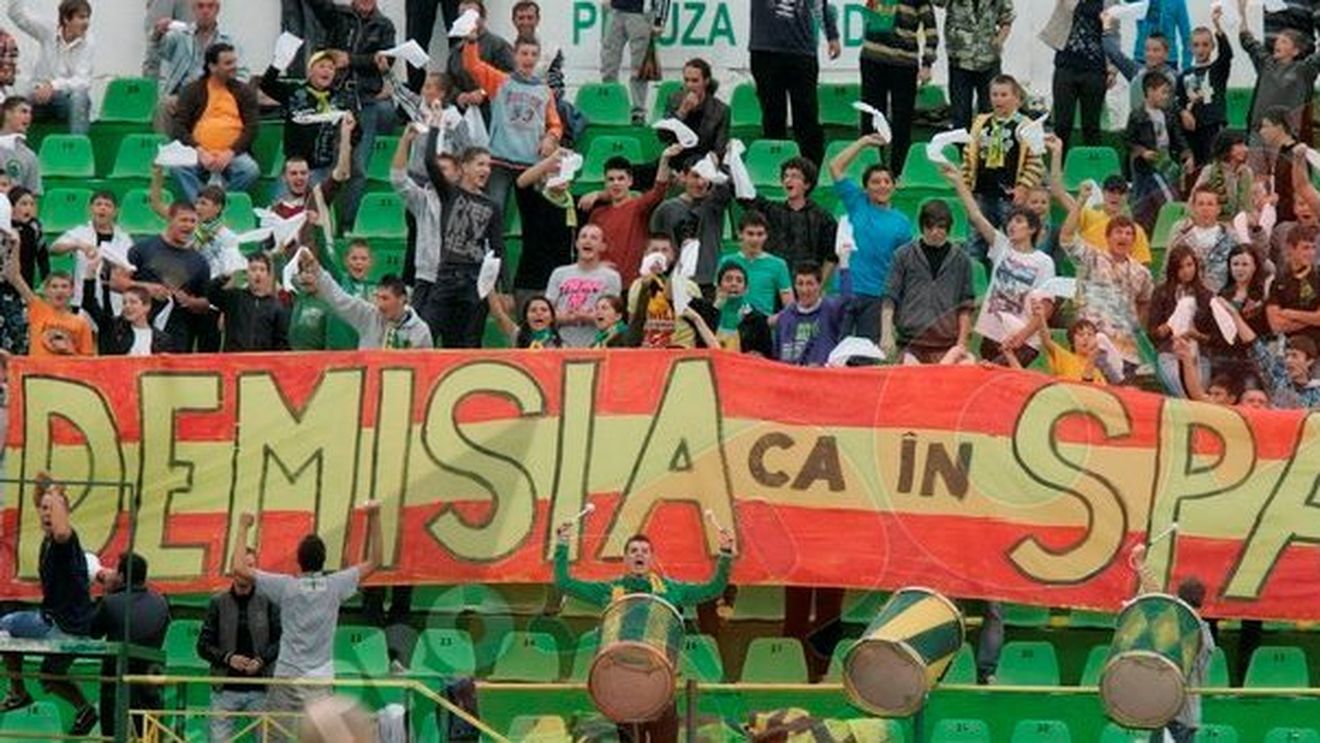 FOTO** Fanii Vasluiului au venit cu batistele albe la stadion: "Demisia ca în Spania"! VEZI cum a fost ironizat Lopez Caro!