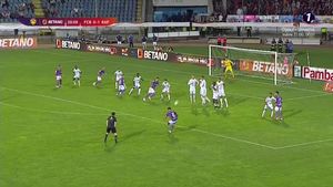 Paul Iacob, execuție total neobișnuită pentru un fundaș. La doar patru minute după reușita lui Iulian Cristea, celălalt apărător al giuleștenilor a marcat un gol direct din lovitură liberă în FC Botoșani - Rapid | VIDEO