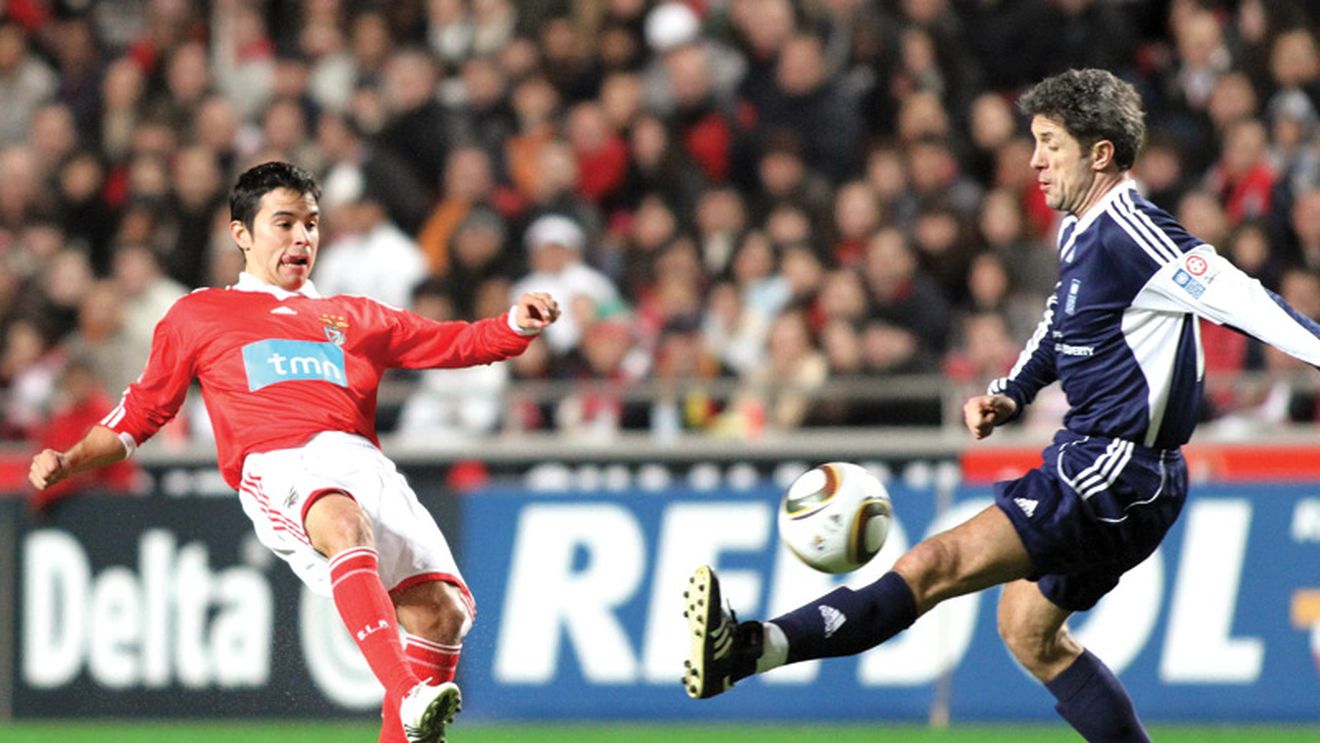 "Zâmbete la masă, coate pe teren"