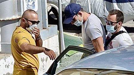 VIDEO! Bătaia lui Harry Maguire, filmată. Starul lui United a lovit cu pumnii și picioarele. UPDATE | A fost eliberat! Ce acuzații i se aduc + tentativa de mituire a polițiștilor