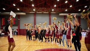 Final de campionat în Liga Florilor! Thriller pentru a se stabili ultima echipă care merge la baraj, Corona Brașov salvează sezonul cu un nou meci greu de explicat în care oaspeții au folosit junioarele în repriza a doua: întoarce de la 15-23 cu Vâlcea și câștigă cu 38-34! Rapid a primit medaliile de argint fără să bată acasă