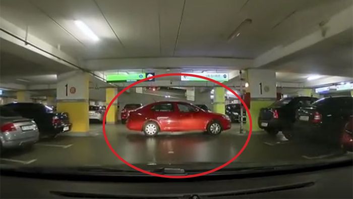 VIDEO | Tupeu mai mare nu există! Ce a făcut șoferul din imagine în parcarea unui hypermarket din București. Nu i-a păsat de nimic