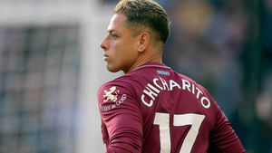 OFICIAL | Transfer spectaculos pentru Chicharito la 31 de ani. A semnat cu "specialista" Europa League