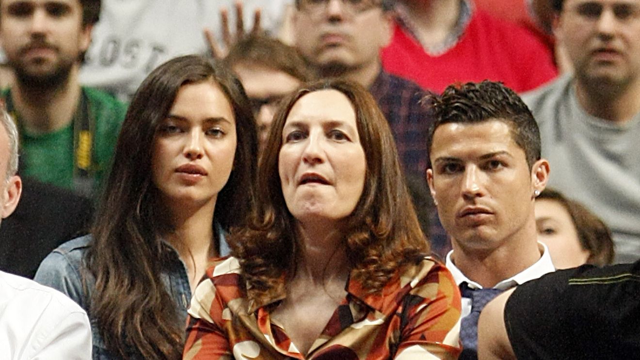 FOTO: Irina Shayk și Cristiano Ronaldo, "sesiune foto" la ultima ieșire în oraș. Cei doi au fost în centrul atenției la meciul Real Madrid - ȚSKA din Euroliga de baschet