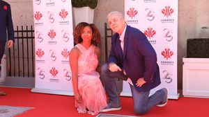 Milionarul de 67 de ani se iubeşte cu o femeie cu 26 de ani mai tânără, care l-a ajutat în lupta cu o boală grea