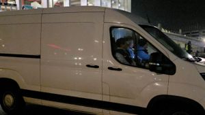 Imagini NEVEROSIMILE! Darius Olaru a fost UITAT la stadion și a plecat cu duba cu care se cară echipamentele!