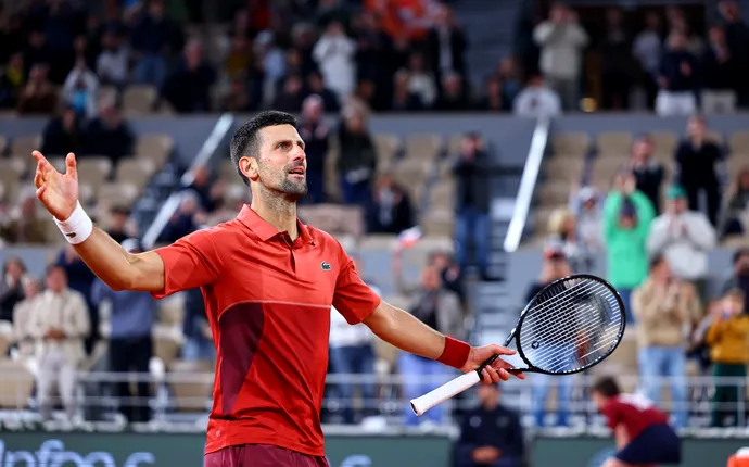Novak Djokovic e din ce în ce mai vulnerabil: s-a calificat după un meci de 4 ore şi 32 de minute în optimile de finală Roland Garros